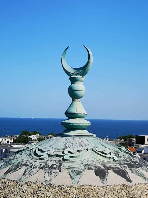 7. Muslimský půlměsíc na vrcholu minaretu 